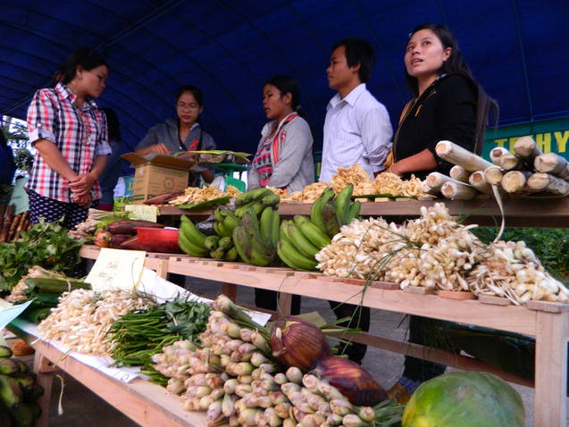 Сельский базар народности Коту на горном хребете Чыонгшон